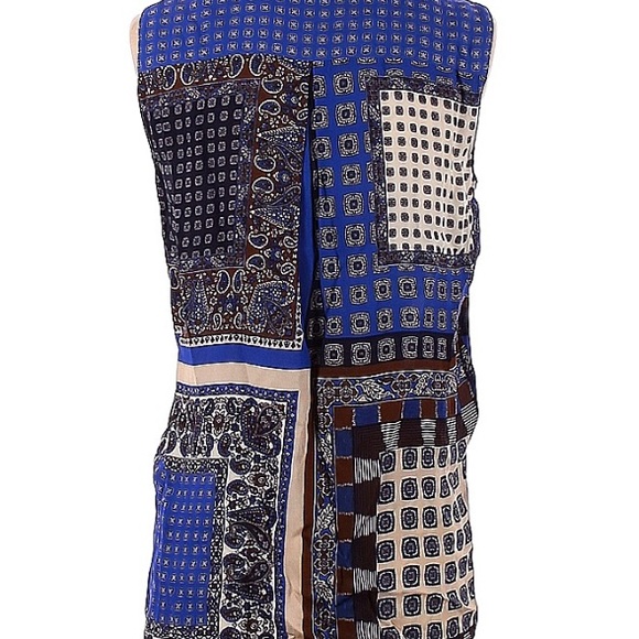 Sleeveless blouse. Crew Neckline. Paisley Print - Picture 2 of 2